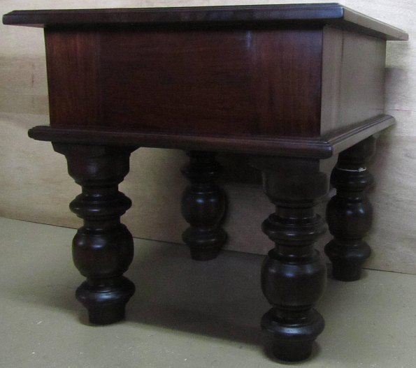 SIDE-TABLE-DUTCH