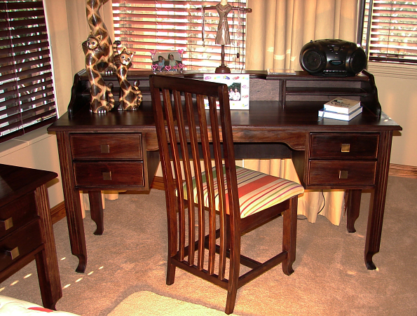 WRITING-TABLE-FLUTED-LEG-3