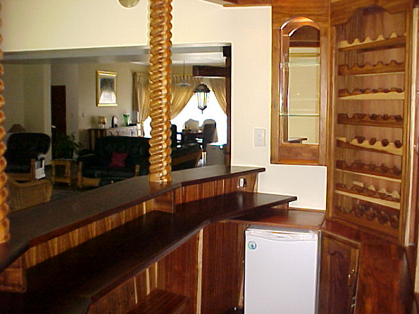 BAR-DOUW-Behind